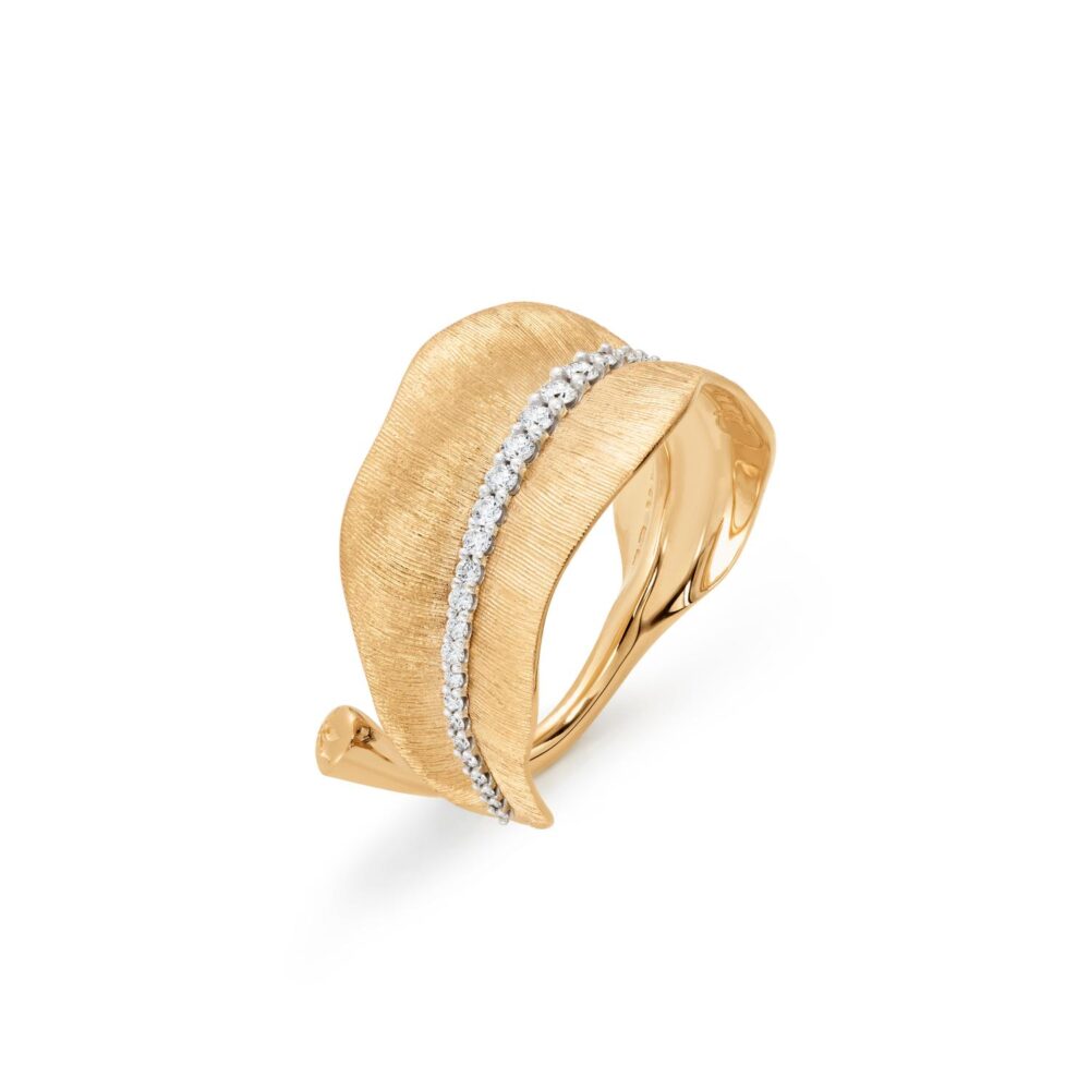 Leaves Ring medium in 18 karat yellow gold with diam. 0,26-0,31 ct. TW.VS size 50-62
