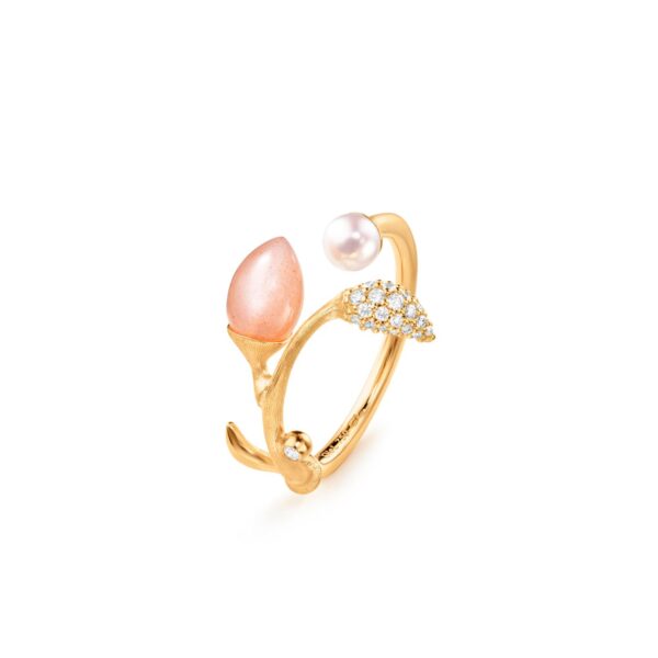 Ring Blooming 18 karat yellow gold with blush moonstone, white freshwater pearl and pave leaf with 25 diam. total 0,10 ct. TW.VS.