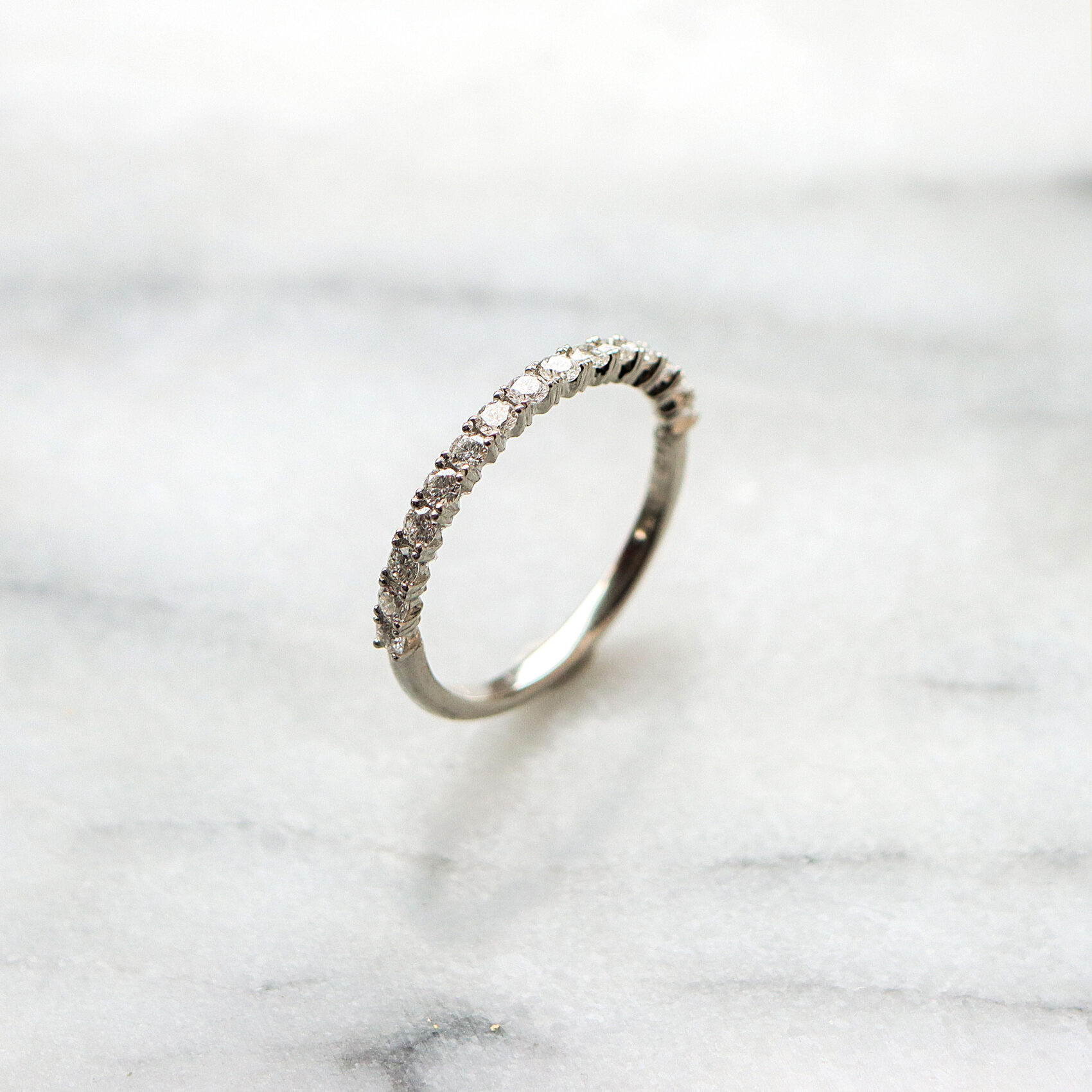 Alliansring-med-briljanter-15-st-003-ct-i-platina-scaled-1.jpg