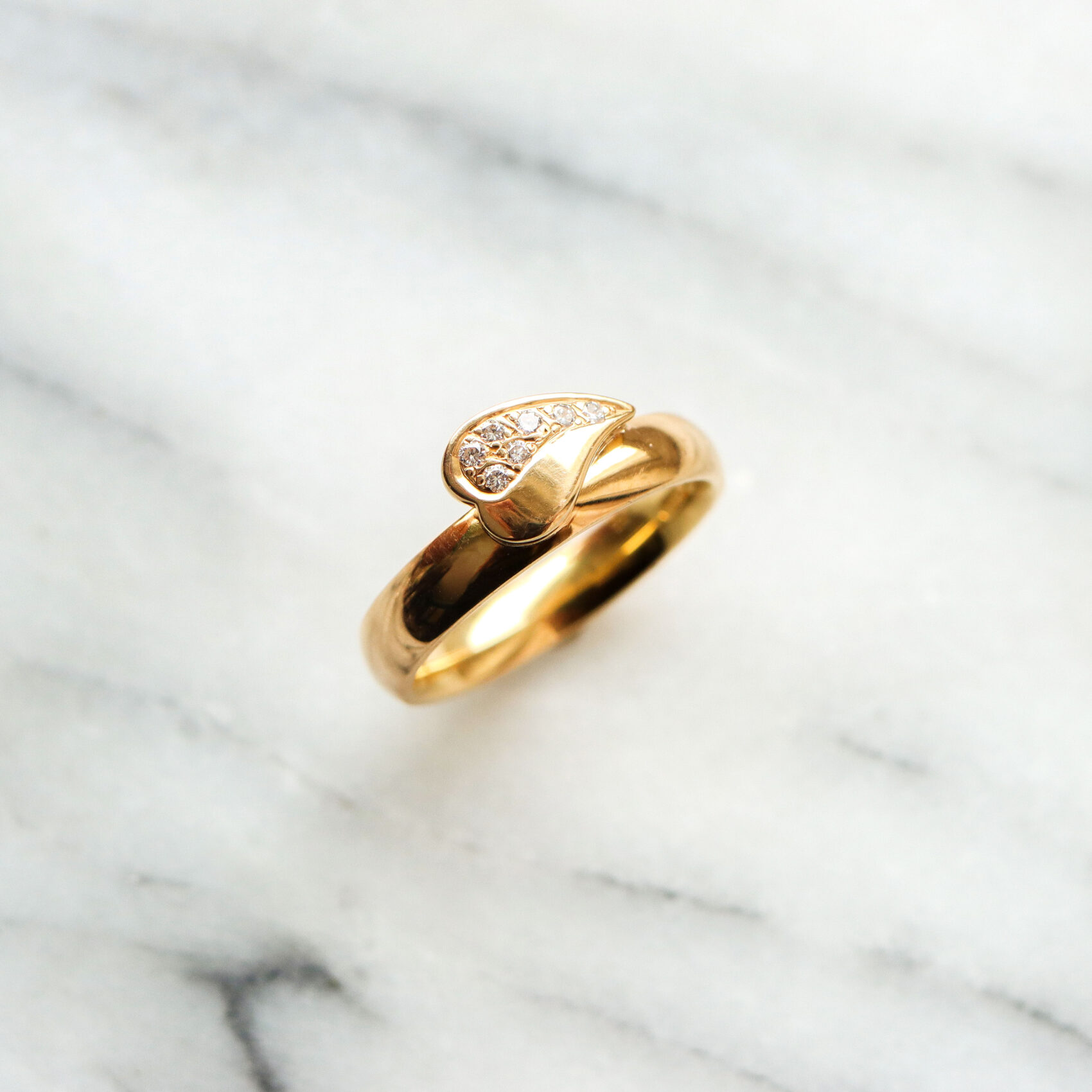 BJORK-skall-sitta-bredvid-och-overlappa-en-slat-ring.-Briljanter-7-st-001-ct-i-18-K-rodguld-scaled-1.jpg