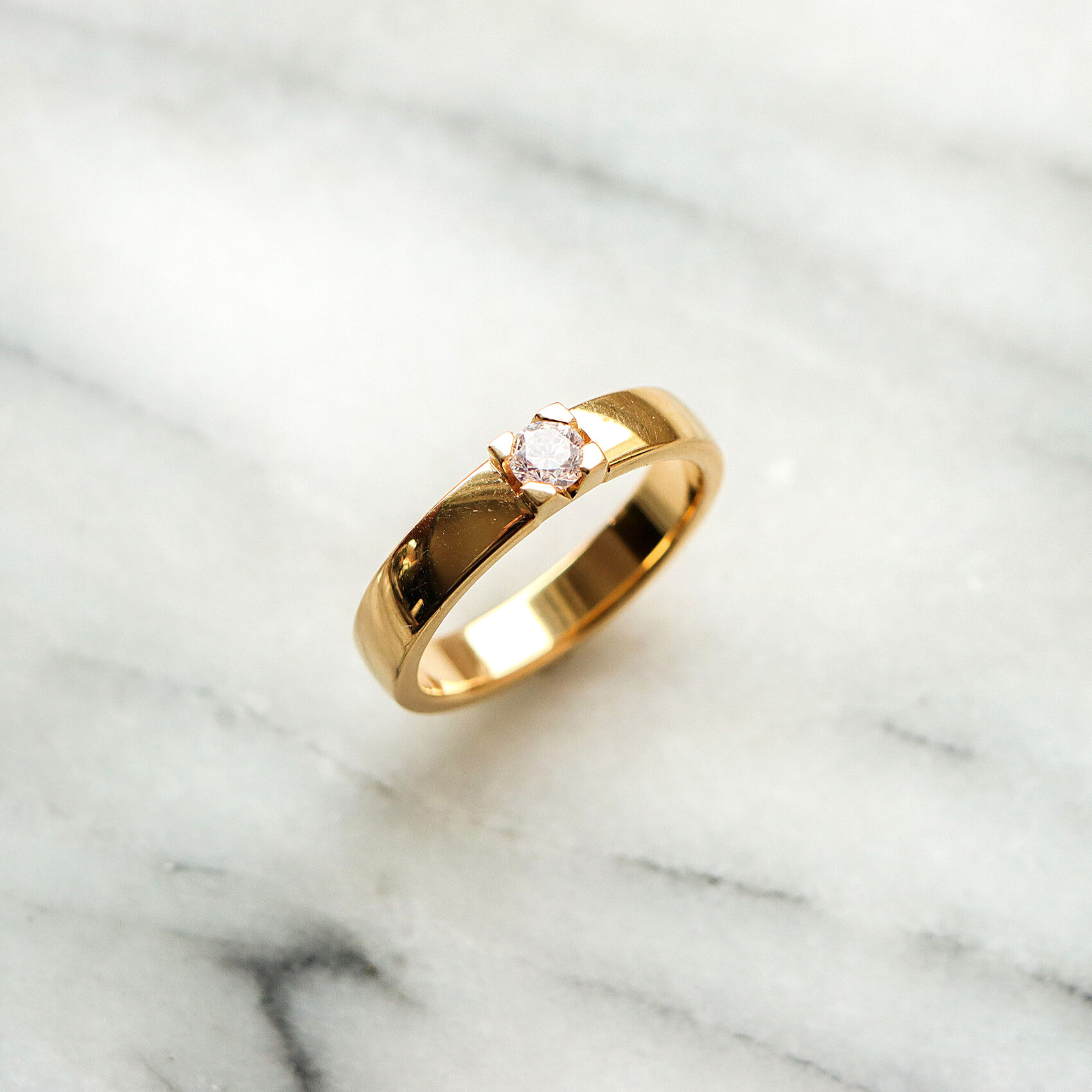 EN-med-briljant-020-ct-18-K-rodguld-scaled-1.jpg