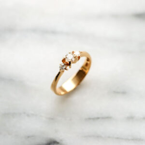 KASTANJ med briljant, rödguld