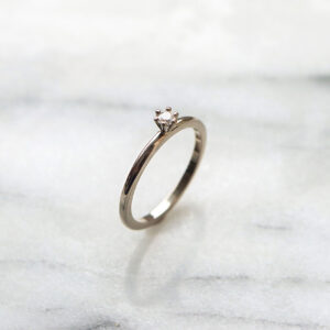 KORNELL med briljant, vitguld